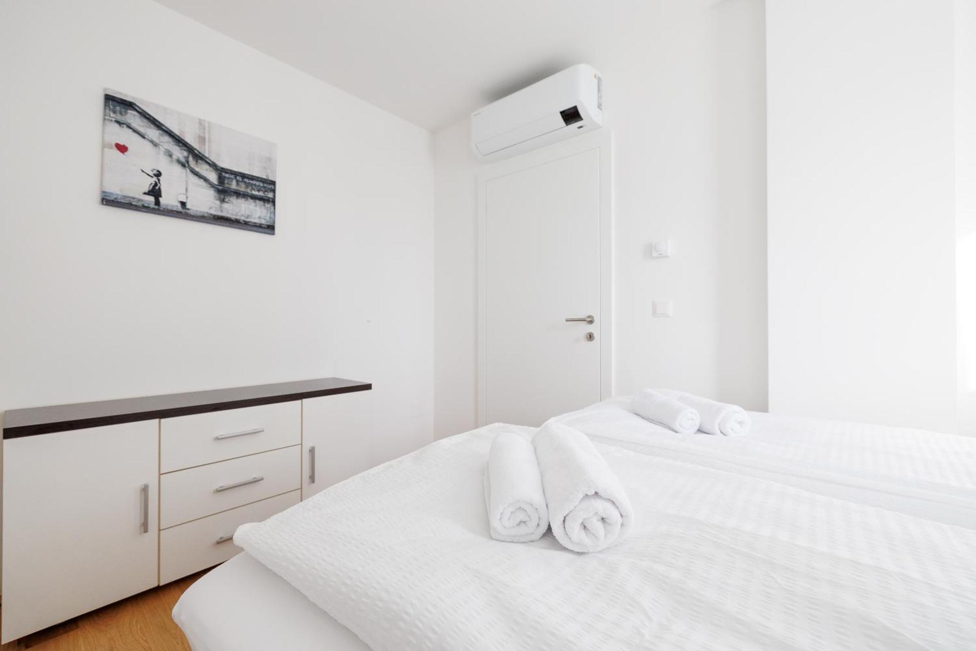 Symphony Apartments 38 - Modern Loft With Terrace And Grill In Central Location Вена Экстерьер фото